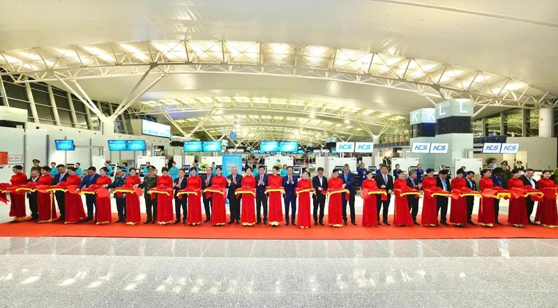 Deputy PM Nguyen Hoa Binh inaugurates expanded Terminal 2 at Noi Bai Airport